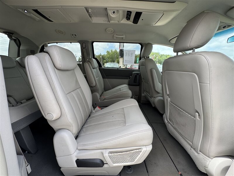 2009 Chrysler Town & Country Touring - Photo 10 - Lexington, NE 68850