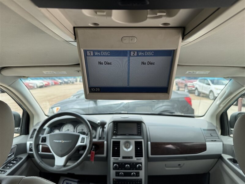 2009 Chrysler Town & Country Touring - Photo 11 - Lexington, NE 68850