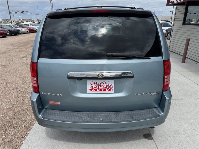 2009 Chrysler Town & Country Touring - Photo 7 - Lexington, NE 68850