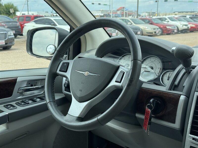 2009 Chrysler Town & Country Touring - Photo 3 - Lexington, NE 68850