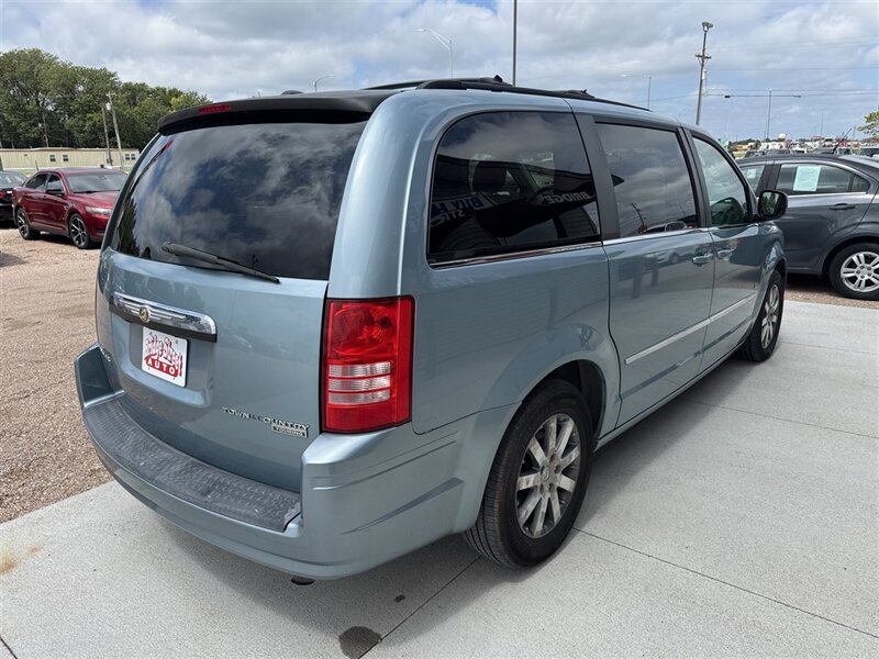 2009 Chrysler Town & Country Touring - Photo 6 - Lexington, NE 68850