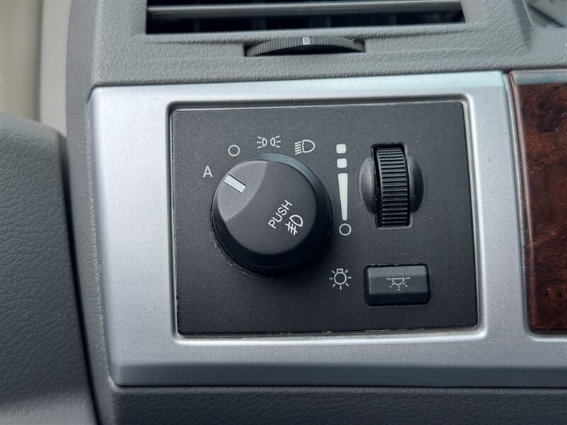 2009 Chrysler Town & Country Touring - Photo 13 - Lexington, NE 68850