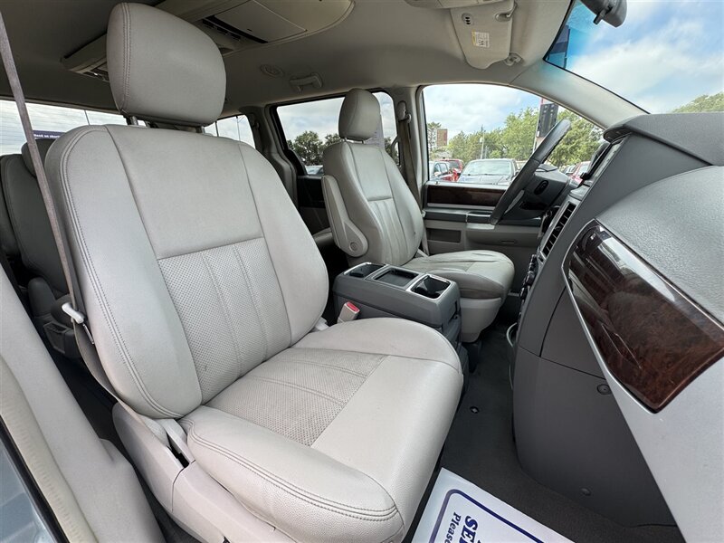 2009 Chrysler Town & Country Touring - Photo 9 - Lexington, NE 68850
