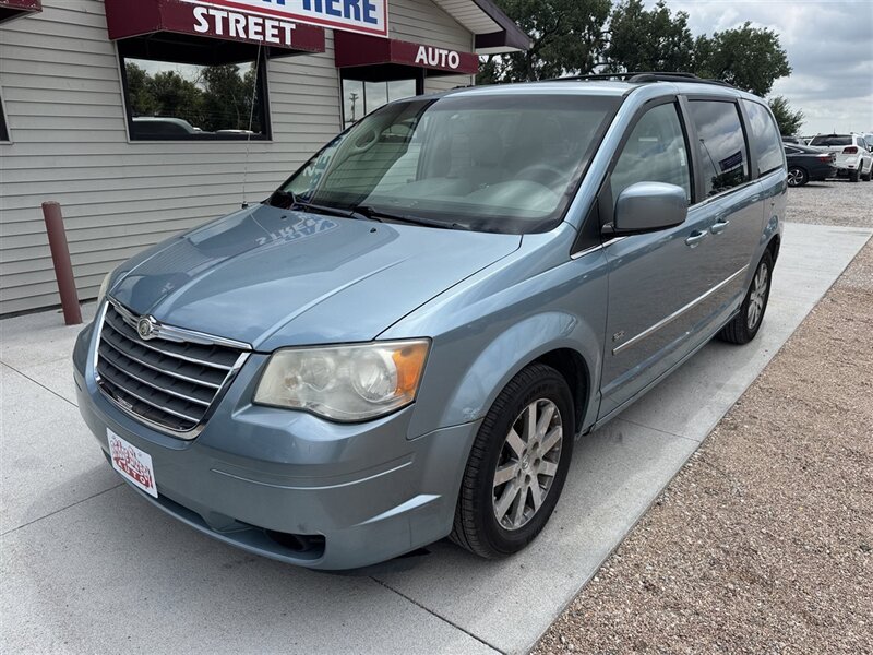 2009 Chrysler Town & Country Touring - Photo 5 - Lexington, NE 68850