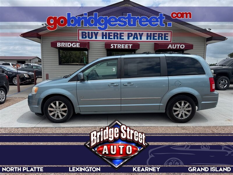 2009 Chrysler Town & Country Touring   - Photo 1 - Lexington, NE 68850