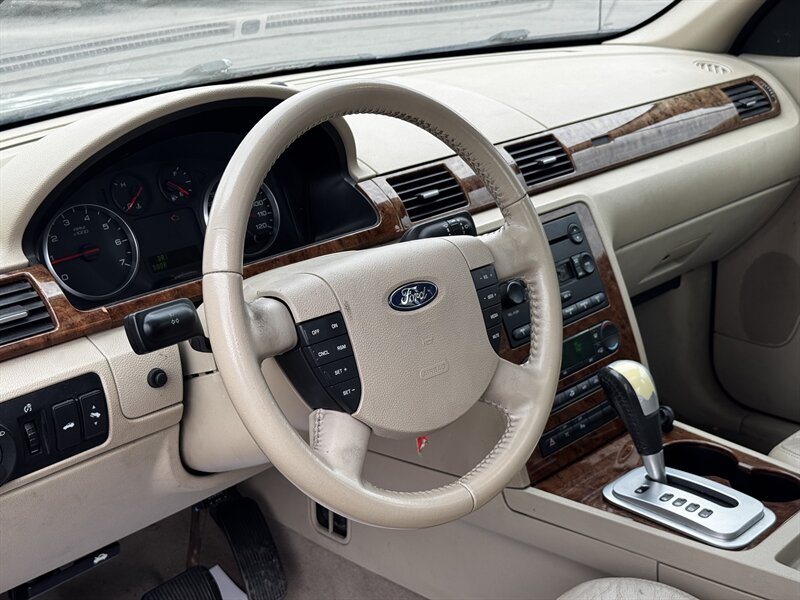 2007 Ford Five Hundred SEL - Photo 11 - Grand Island, NE 68801
