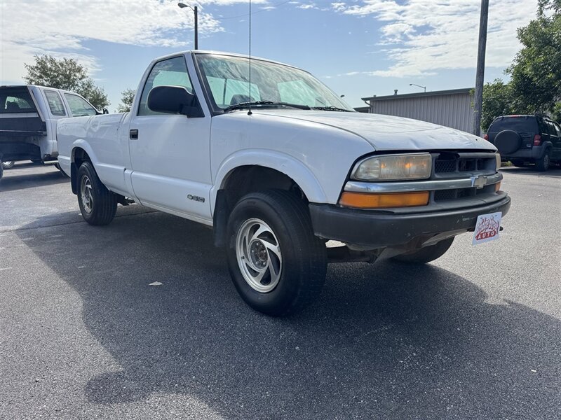 1998 Chevrolet S-10 - Photo 2 - Grand Island, NE 68801