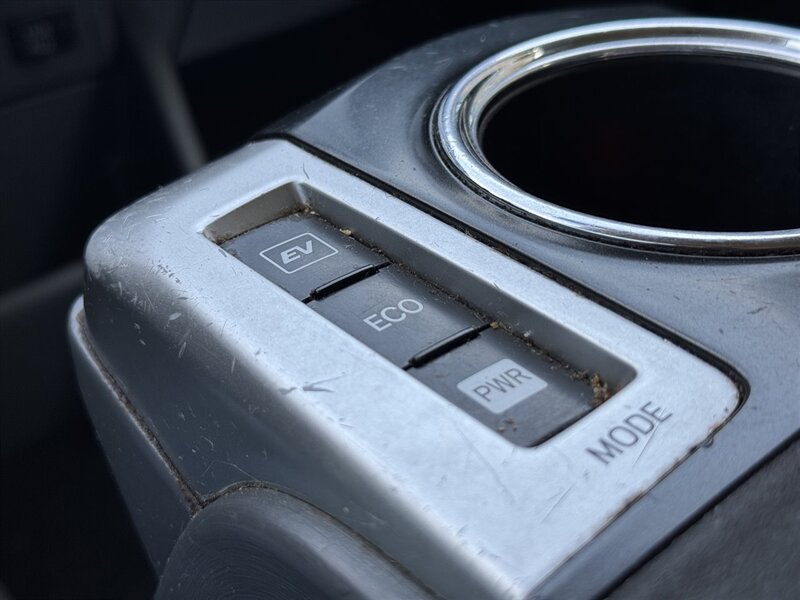 2014 Toyota Prius v Two - Photo 17 - Lexington, NE 68850