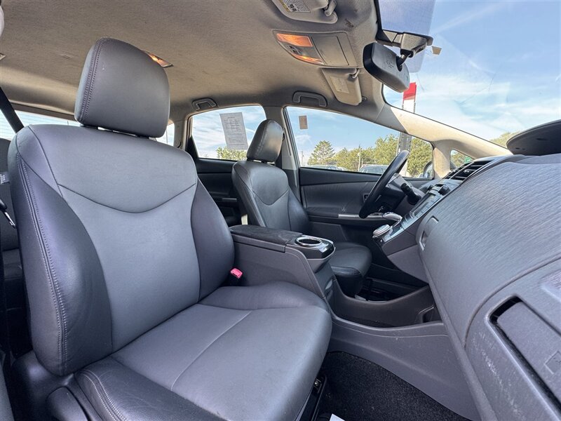 2014 Toyota Prius v Two - Photo 10 - Lexington, NE 68850