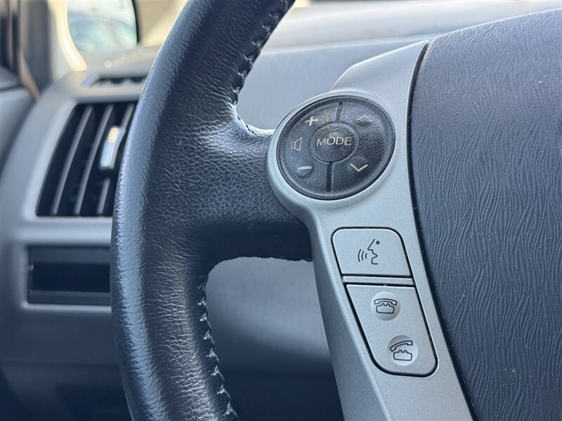 2014 Toyota Prius v Two - Photo 11 - Lexington, NE 68850