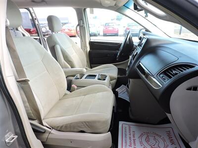 2013 Chrysler Town & Country Touring   - Photo 10 - North Platte, NE 69101