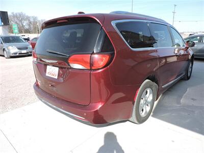 2017 Chrysler Pacifica Touring-L Plus   - Photo 5 - Lexington, NE 68850