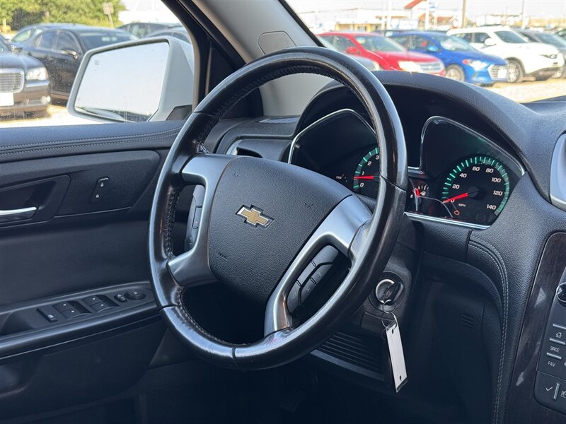 2017 Chevrolet Traverse LT - Photo 3 - Lexington, NE 68850