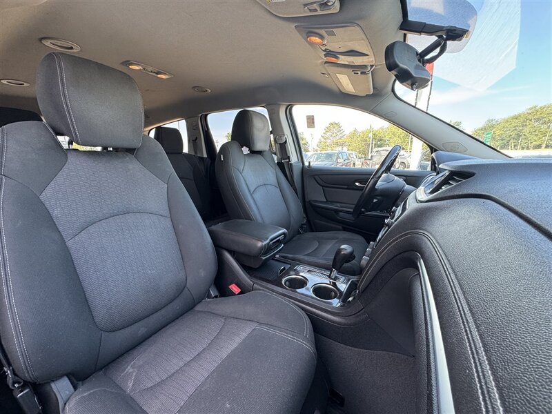 2017 Chevrolet Traverse LT - Photo 10 - Lexington, NE 68850