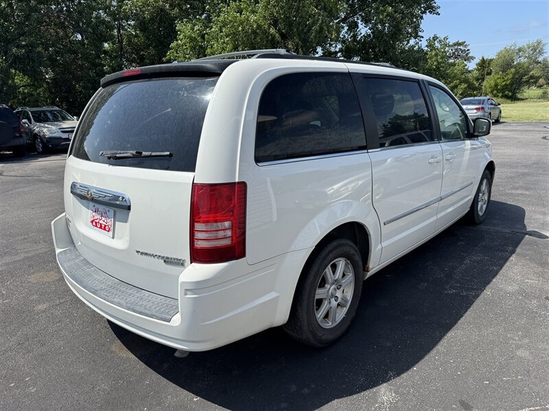 2010 Chrysler Town & Country Touring - Photo 6 - Grand Island, NE 68801