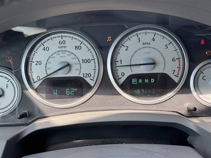 2010 Chrysler Town & Country Touring - Photo 11 - Grand Island, NE 68801