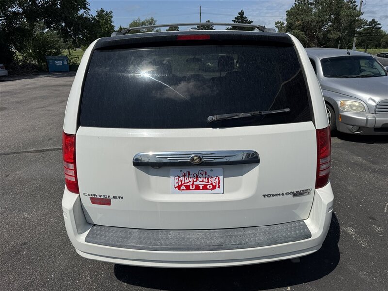 2010 Chrysler Town & Country Touring - Photo 7 - Grand Island, NE 68801