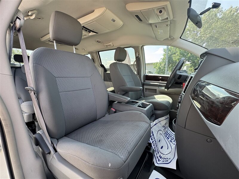 2010 Chrysler Town & Country Touring - Photo 9 - Grand Island, NE 68801