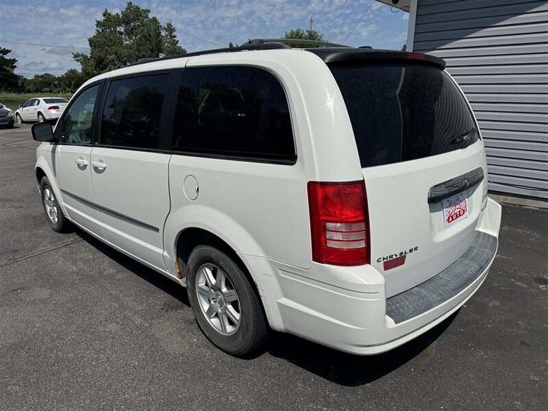 2010 Chrysler Town & Country Touring - Photo 8 - Grand Island, NE 68801
