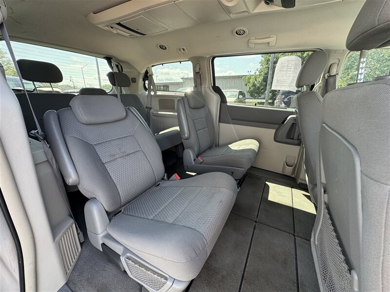 2010 Chrysler Town & Country Touring - Photo 10 - Grand Island, NE 68801