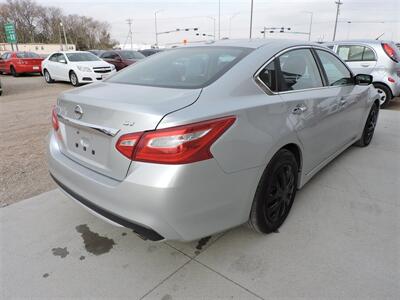 2017 Nissan Altima 2.5   - Photo 5 - Lexington, NE 68850