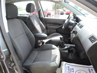 2005 Ford Focus ZX5 S   - Photo 14 - Grand Island, NE 68801