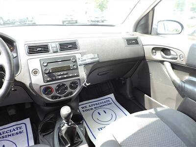 2005 Ford Focus ZX5 S   - Photo 11 - Grand Island, NE 68801