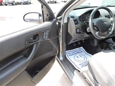 2005 Ford Focus ZX5 S   - Photo 15 - Grand Island, NE 68801