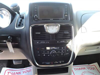 2014 Chrysler Town & Country Touring   - Photo 18 - Lexington, NE 68850