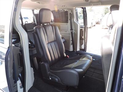 2014 Chrysler Town & Country Touring   - Photo 11 - Lexington, NE 68850