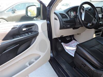 2014 Chrysler Town & Country Touring   - Photo 16 - Lexington, NE 68850