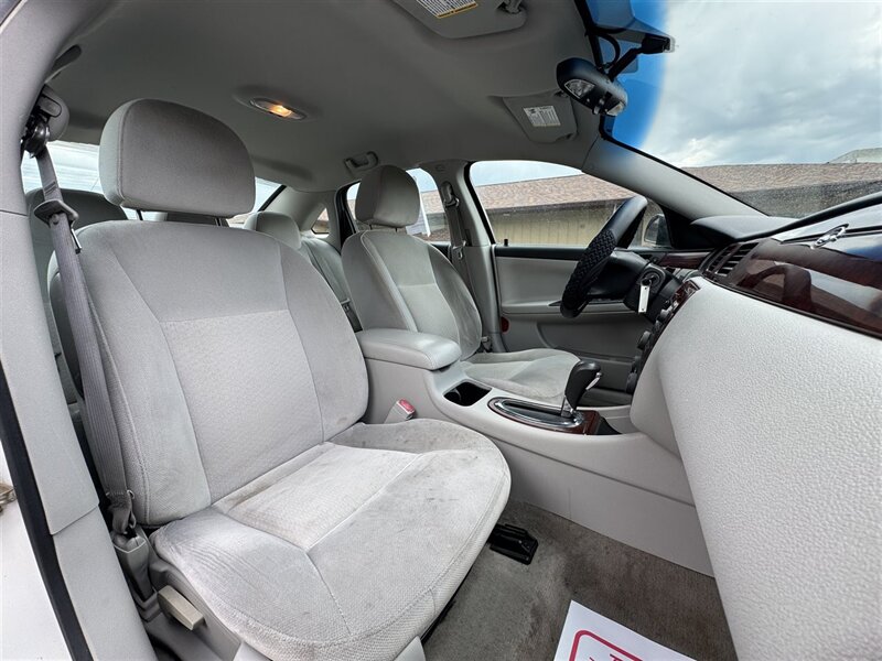 2009 Chevrolet Impala LT - Photo 10 - Kearney, NE 68847