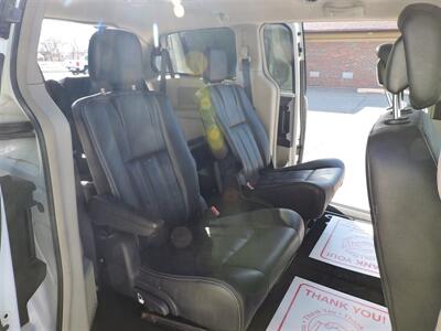 2016 Chrysler Town & Country Touring   - Photo 11 - Kearney, NE 68847