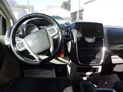 2016 Chrysler Town & Country Touring   - Photo 15 - Kearney, NE 68847