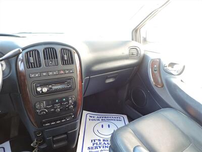 2001 Chrysler Town & Country Limited   - Photo 11 - Grand Island, NE 68801