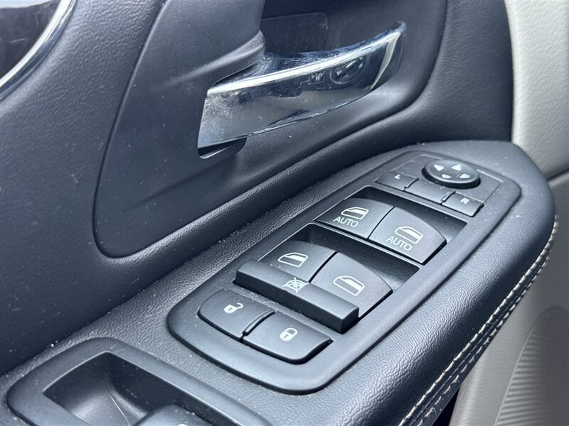 2016 Chrysler Town & Country Touring - Photo 15 - Lexington, NE 68850