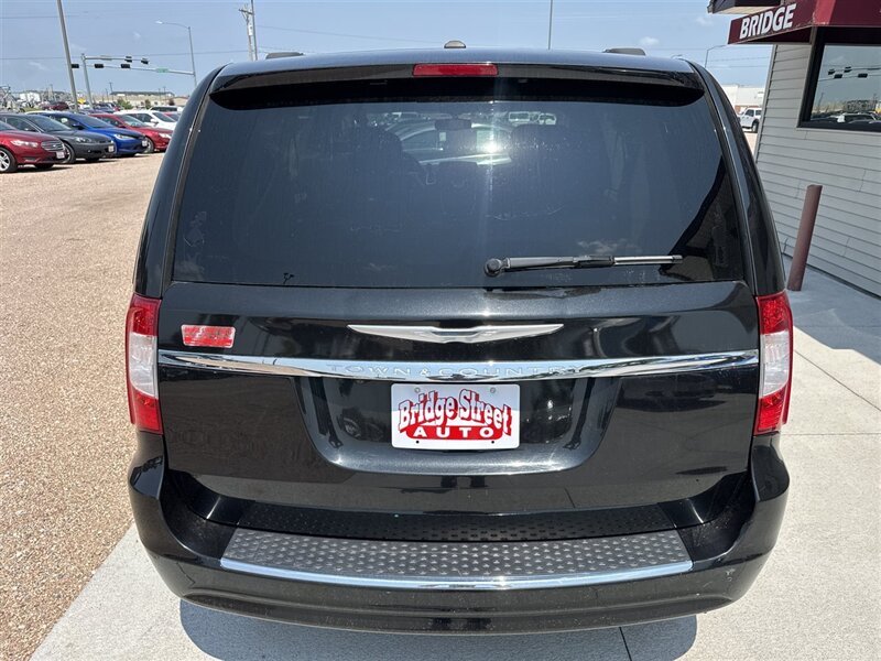 2016 Chrysler Town & Country Touring - Photo 7 - Lexington, NE 68850