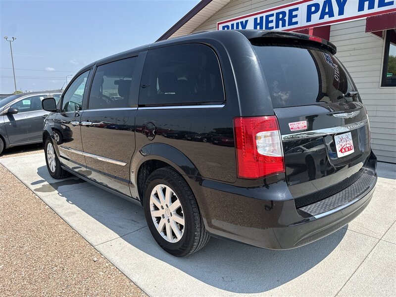 2016 Chrysler Town & Country Touring - Photo 8 - Lexington, NE 68850