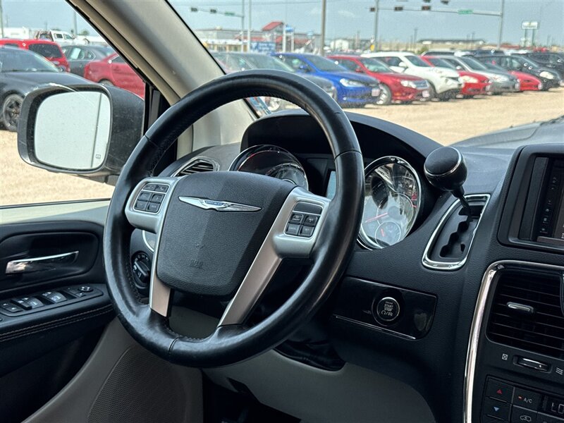 2016 Chrysler Town & Country Touring - Photo 3 - Lexington, NE 68850