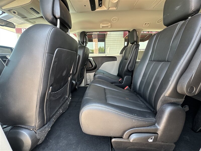 2016 Chrysler Town & Country Touring - Photo 9 - Lexington, NE 68850