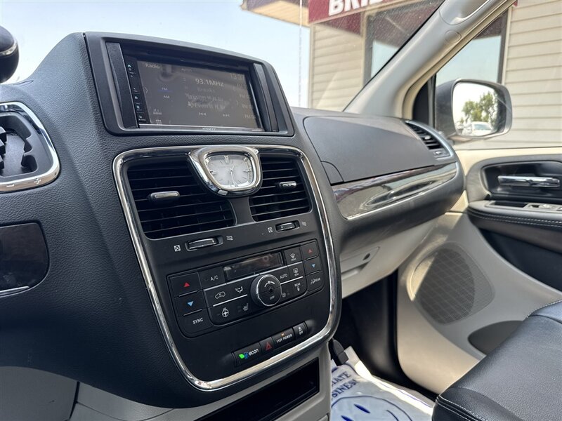 2016 Chrysler Town & Country Touring - Photo 20 - Lexington, NE 68850