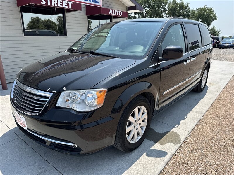 2016 Chrysler Town & Country Touring - Photo 5 - Lexington, NE 68850