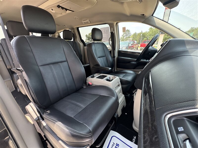 2016 Chrysler Town & Country Touring - Photo 11 - Lexington, NE 68850