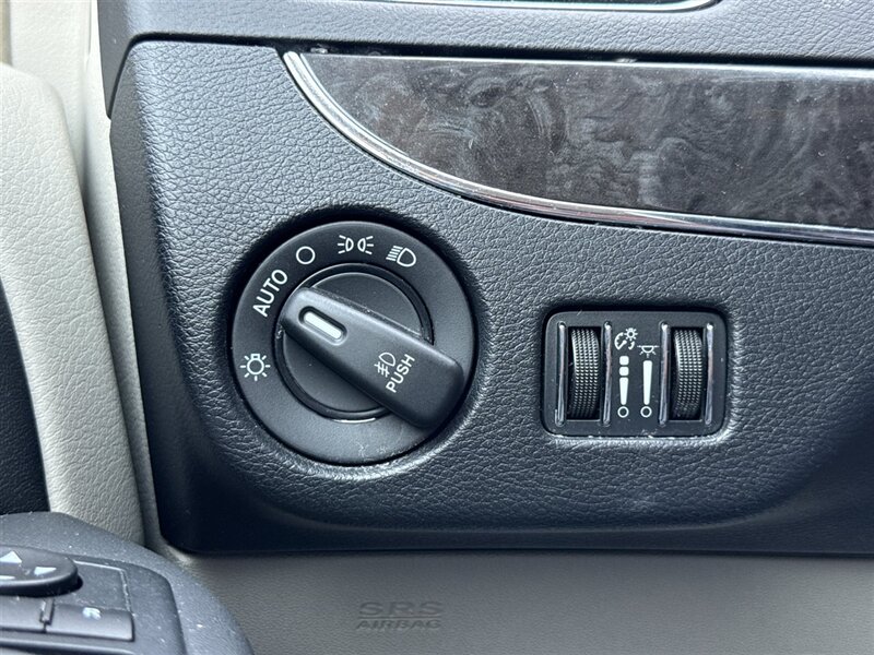 2016 Chrysler Town & Country Touring - Photo 14 - Lexington, NE 68850