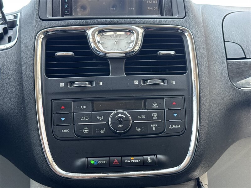 2016 Chrysler Town & Country Touring - Photo 16 - Lexington, NE 68850