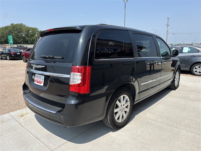 2016 Chrysler Town & Country Touring - Photo 6 - Lexington, NE 68850