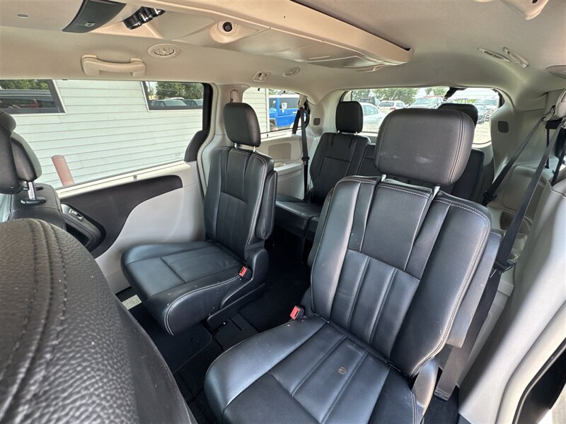 2016 Chrysler Town & Country Touring - Photo 10 - Lexington, NE 68850