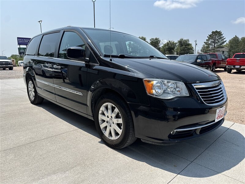 2016 Chrysler Town & Country Touring - Photo 2 - Lexington, NE 68850