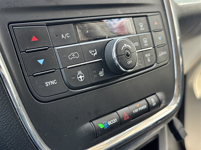 2016 Chrysler Town & Country Touring - Photo 17 - Lexington, NE 68850