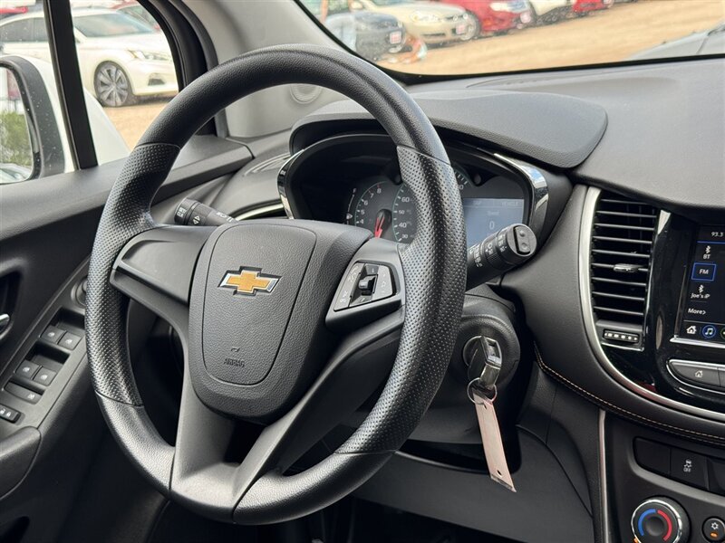 2018 Chevrolet Trax LS - Photo 3 - Lexington, NE 68850